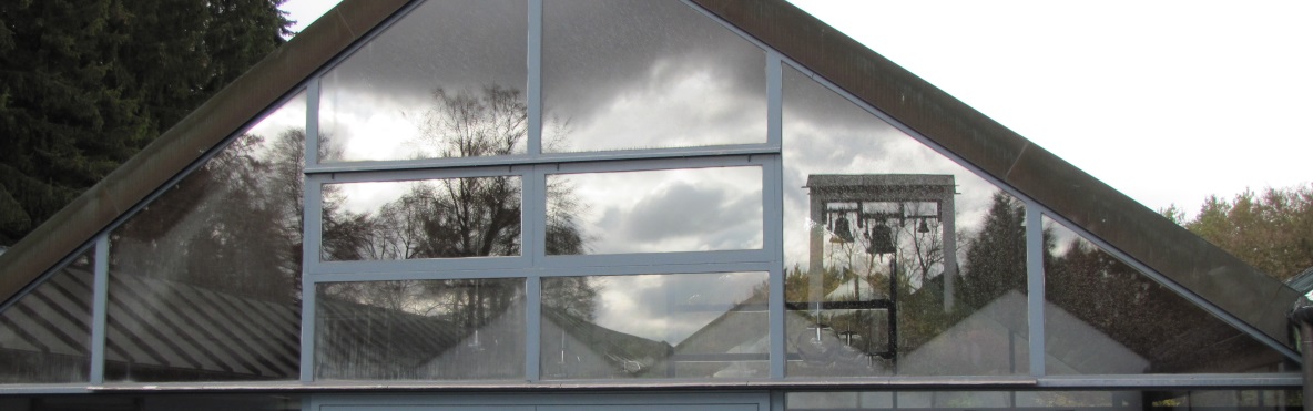 Glockenturm im speigel der Kirchenfensterfront