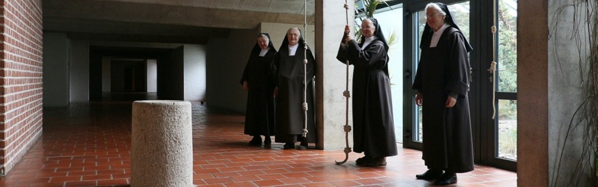 Schwestern beim Glockenl&auml;uten