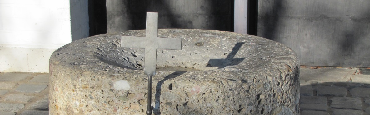 Weihwasserbecken vor der Kirche