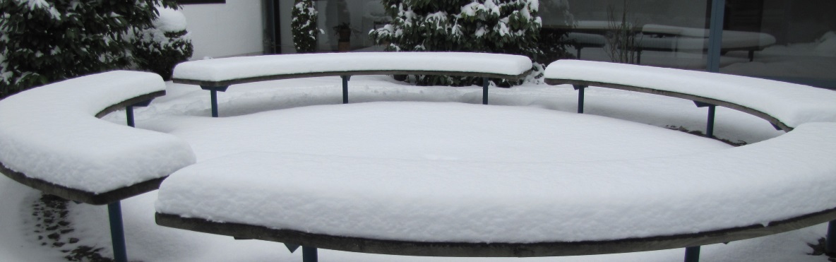 Sitzbank mit Schnee