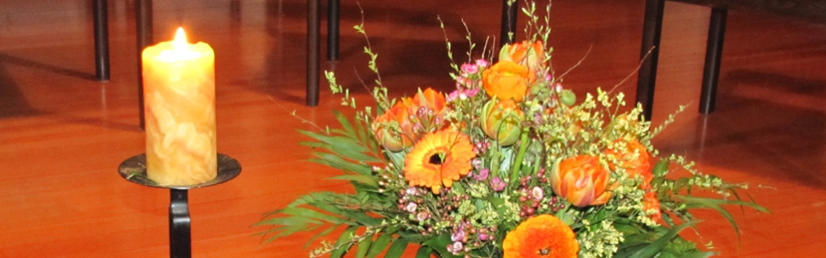 Kerze und Blumenstrau&szlig;